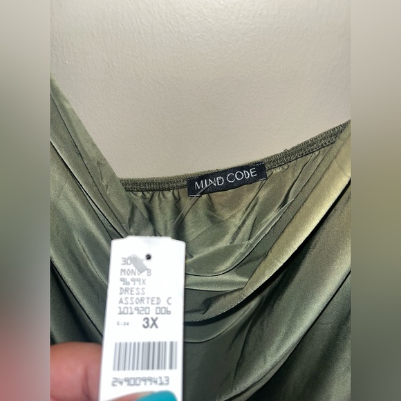 Green mini dress with extra fabric super flattering - Picture 3 of 4